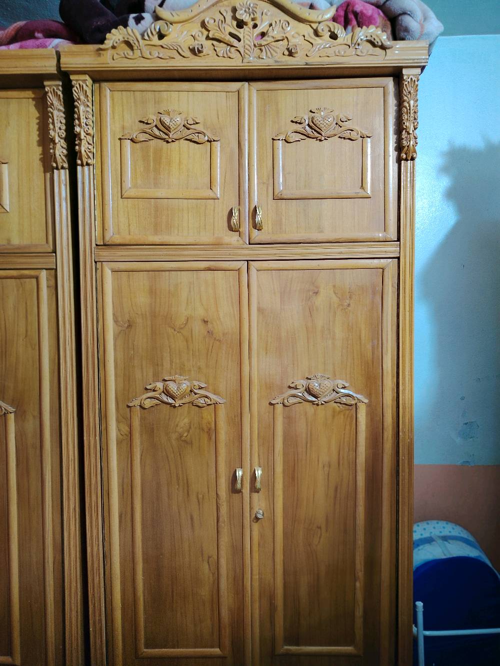 السلام عليكم غرفه خشاب مستخدمه البيع  سعره 800وبيهه مجال  ***********
وين موقعك بالضبط بأي محافظة/منطقة؟ وهل أكو توصيل لو التسليم استلام من المكان؟: 
بابل قضاء القاسم 
الغرفة مستخدمة بس من شكد تقريباً؟ وبيها أي خدوش، كسر، تفكك، أو مشاكل بالأبواب والمفصلات؟: 
سنه 
البيع يشمل كل القطع الظاهرة بالصورة لو فقط الخزانة/السرير/التسريحة، وهل المراتب أو الإكسسوارات ضمن السعر؟: 
الكل  الدوشك الجربايه وياهه هديه 
تريد تحديد السعر النهائي لو بعده بيه مجال للمساومة؟ وإذا أكو مجال، شكد آخر سعر تقريباً؟: 
بي مجال قليل 