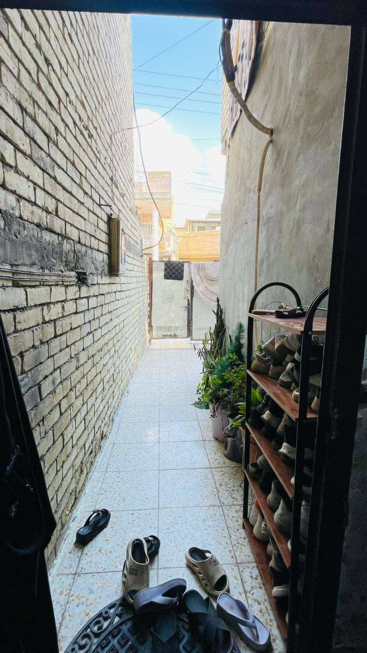 السلام عليكم بيت 120 متر 6*20 طابقين بنيان جديد كله كامله نقصه بس واجهيه
العنوان حي الجهاد يم المدارس 
تواصل ***********
