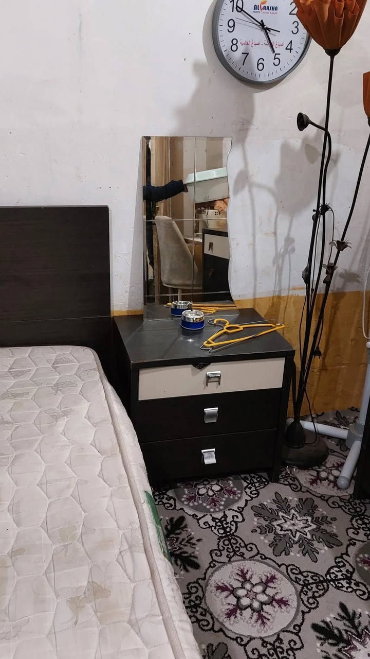 غرفه نوم خمس قطع للبيع وبسعر ١٧٥الف الاستفسار الاتصال ع *********** شارع سالم خلف شركه كورك قرب دائره الكهرباء
