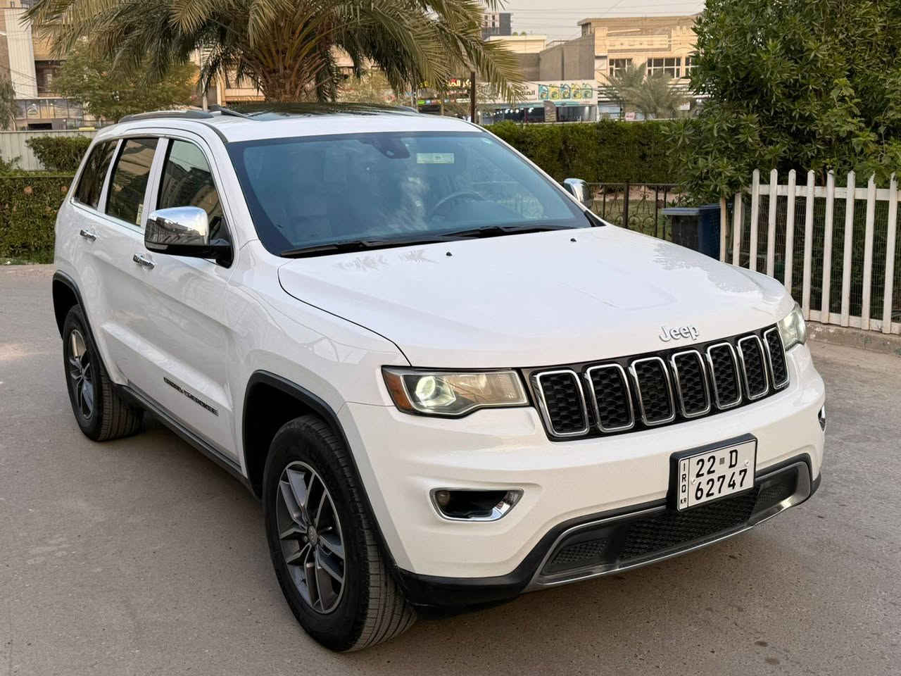 سلام عليكم جيب 2018  شيروكي  للبيع اكلين وكفاله بدون حادث السياره جديده لوك عل شركه ماشيه قليل واستخدام شخصي فول لمتتد السياره السعر ٢٥٥ ورقه الاستفسار اتصل ***********
