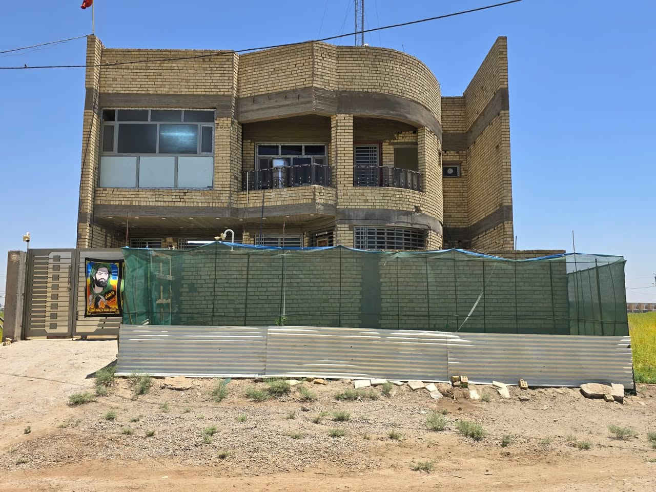 سلام عليكم عندي بيت في منطقه الصابيات ٢٥٠م طابقين بناء فوق الممتاز بسمي مطلوب قرض إسكان موقع البيت جدآ  حلو ضهره صاير على  شارع ١٠٠ وجه على شارع ٢٠ الظباط ال٨٠٠٠ نقص بس@ واجه فقط أخوان آي أستفسار اتصل *********** او بيك خير او تدلل حبيبي غير متواجد على الانترنت
