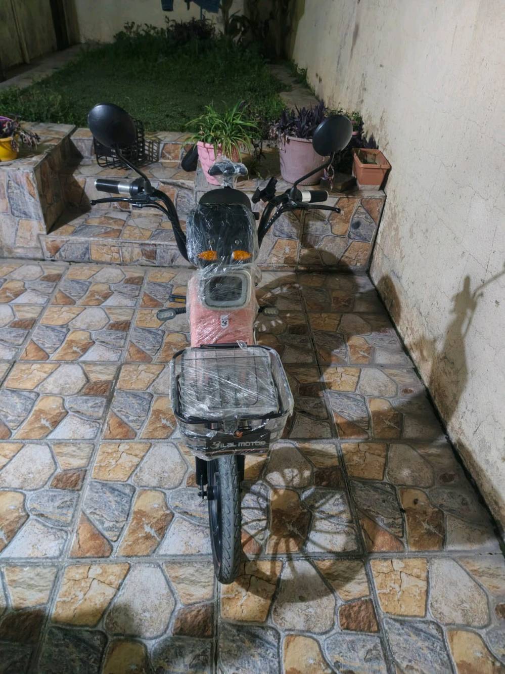 سلام عليكم شحن لون وردي2023 للبيع اربع بطاريات جدد تاير خلفي جديد وبلوتوث وقفل كشن وقفل تاير ويا بصمتين وسويجين بايسكل شرط نضافه العنوان كركوك واسطي السعر انتَ تحدد 