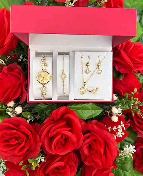 #عروض #تخفيظات راس السنه 🎄ساعات اصليه رجاليه ونسائيه ماركه ولون ثابت وماكينه اصليه ⌚️بكج كامل رجالي ونسائي مع اكسسواراتها  😍نفس الصوره يجي كل هذا وبسعر يبدا من ١٥ الى ٢٢ الف 😍يوجد توصيل داخل كركوك ٣ الاف ومحافظات ٥ الاف 🚕

للطلب مراسله الصفحه 
او الواتساب ***********
