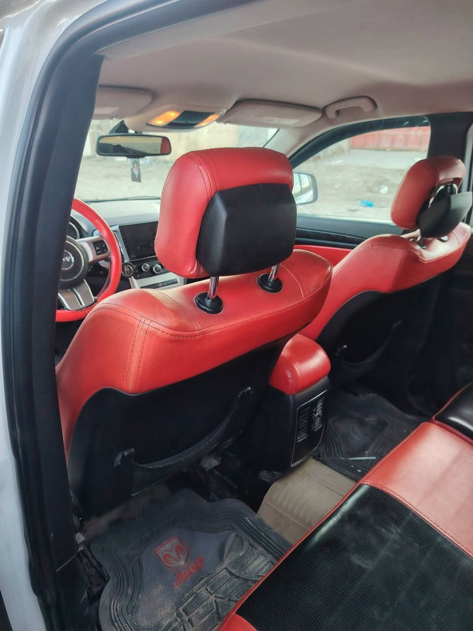 سلام عليكم
رمضان كريم ان شاء الله
جيب شيروكي موديل ١٣
مصبوغه وبيه ضربه خلفيه وبابين
ترايهه زيرو مكينه مال اوبما ٢٢  السياره جديده وحلوه وترايهه يخبل تبريد تدفئه رقم كربلاء للاستفسار الاتصال على *********** مكان السياره بابل
