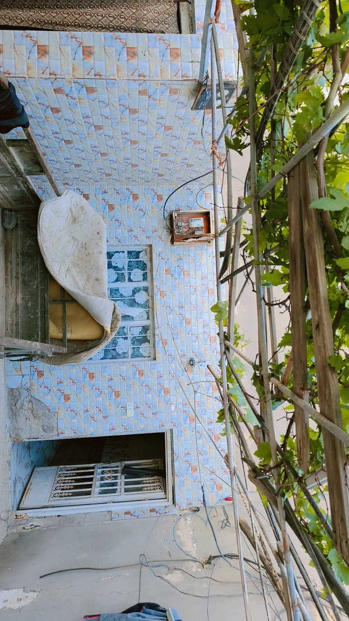 دار سكن للبيع العنوان ديوانيه حي الوحده واره مركز حي الوحده البيت مرتب ماناقصه شي البيت طابقين يحتوي ع 4 غرف نوم 💤 وصاله وبراني ومطبخ وصحيات  وداخاليه البيت جاهز من كلشي مساحته البيت 200 متر البناء طابوك عكاده سعر البيت 85 وبي المجال *********** البيت حر مامطلوب مداور ثاني يوم
