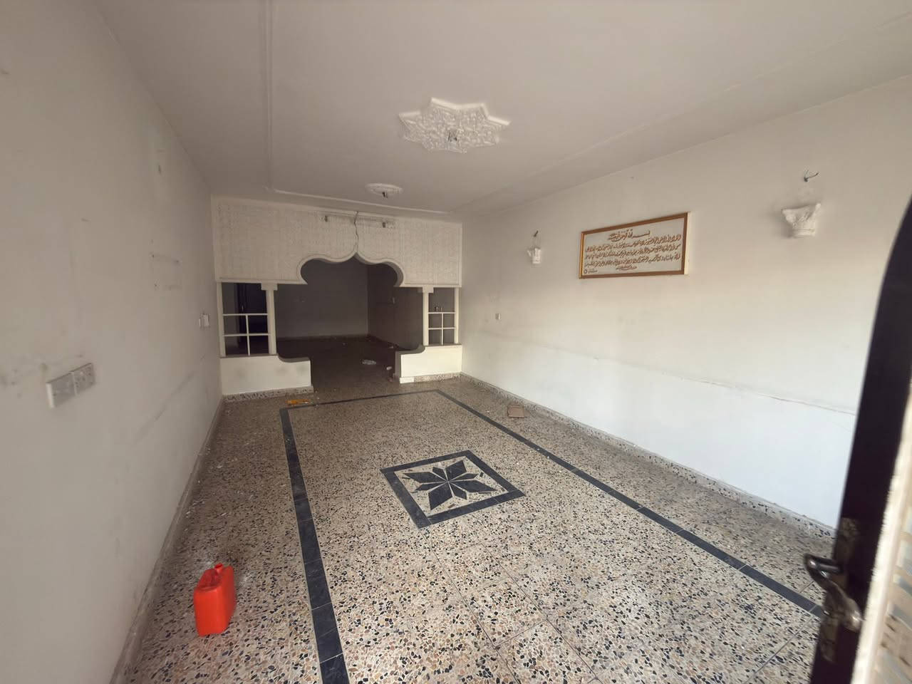 للإيجار للإيجار دار تجاري في حي النور على سايدين دانية ماركت
مساحة/ 335متر طابق واحد،،يحتوي على كراج كبير واستقبال وهول وغرفتين نوم ومنور ومطبخ وصحيات وبيتونة وسطح ناصي عالي سعر الايجار الشهري (مليون و250الف) قابل للتفاوض

للاستفسار تواصل على واتساب فقط. 
‏ ‭***********‬ اسيا / ‭***********‬

