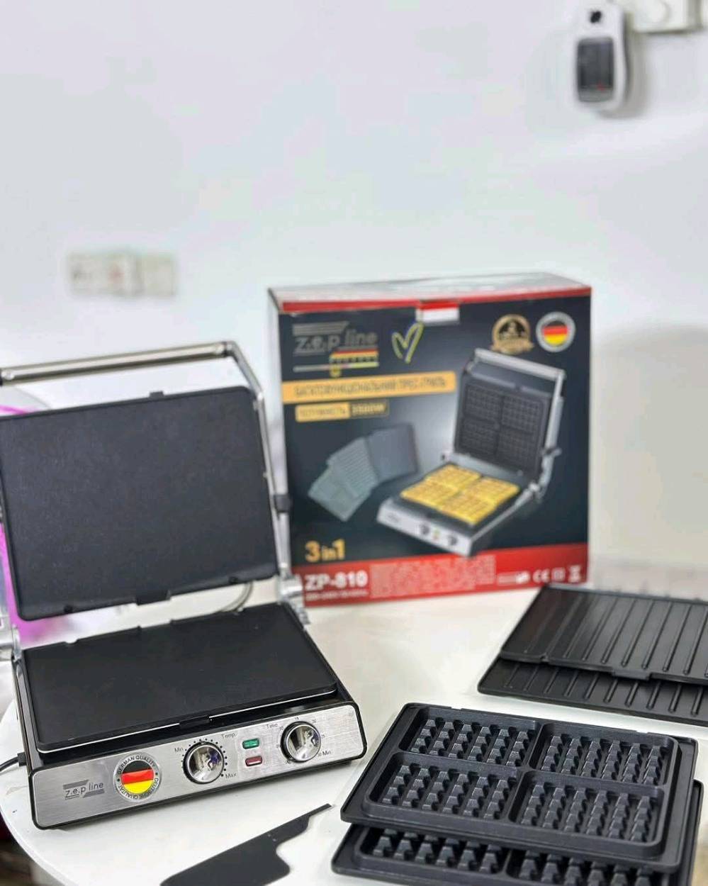 وفرنالكم كابسة فد شي مميز ومختلف 
كابسة صاج+وافل وحلويات +سياح 
اكبر حجم كابسة الحجم العملاق دبل هيترات 🔥🔥 
شركة Zef line الالمانية الغنية عن التعريف 🇩🇪 💯 

لأول مره اكبر حجم كابسة بالاسواق 💥
كابسة صاج + صانعة وافل وحلويات 
 🧇🧇 بقوالب منفصلة سهلة التنظيف 
💎 طلاء كرانيت زيتي غير قابل للالتصاق – لتحصل على تجربة طهي مثالية وسهلة التنظيف!
💡 تصميم 180 درجة – استخدمها كمنقلة كهربائية لتحضير أشهى الأطباق!
🔥 دبل جوك للتحكم بالحرارة والوقت 🕒 
🥩 متعددة الاستخدامات – مثالية لشوي الدجاج، الستيك، البرجر، الهوت دوغ، والمزيد.
✨ هيكل خارجي من الستانلس ستيل – متانة وأناقة مع مجرى تفريغ الدهون للحفاظ على نظافة مطبخك.
⏳ ضمان لمدة سنة – لأنك تستحق الجودة التي تدوم.

🎉 اطلبها الآن وتمتع بتجربة طهي فريدة ومثالية في منزلك