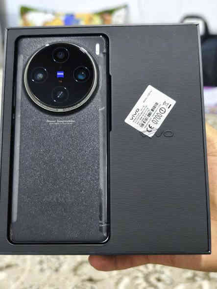 vivo x100pro 
ڕام 16+16 
زاکیرە 1024گێگا  یەک تێرابایت
شاشە 120هێرتز LTPO AMOLED
جوانترین کامێرای هەیە 
کامێرا 50+50+50 مێگا پێکسل 
زوومی کامیرا 100 ئێکس 
پاتری  5400 
بارگاوی کەرەوەی 120وات کامل ئەشیا
هەوا نادات زۆر خاوێنە گۆڕینەوەشم هەیە بۆ پەیوەندی *********** یان لەچات لەخزمەت دام كويسينجاك
