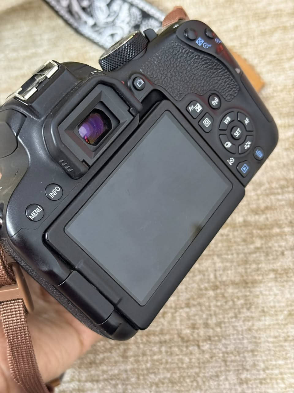 للبيع / canon 800d
🔹 المواصفات الرئيسية:

• المستشعر: CMOS APS-C بدقة عالية

• الدقة: حتى 24.2 ميجا بكسل

• ISO: من 100 حتى 25600 (قابل للتوسيع)

• فيديو: Full HD بدقة 1080p

• شاشة: شاشة لمس قابلة للإمالة

• واي فاي + بلوتوث: للاتصال ونقل الصور

📦 الملحقات المتوفرة كاملة:

✔️ عدسة أصلية 

✔️ بطارية + شاحن

✔️ رام (32)

✔️ حزام رقبة+جنطه 

.....***********.... 

السعر / ٦٥٠ الف دينار عراقي
