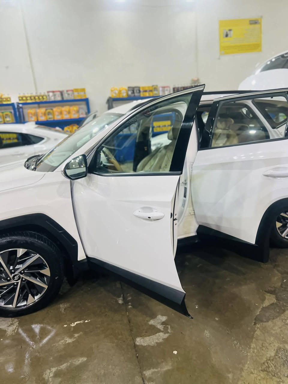 توسان ٢٠٢٣ خليجي فول مواصفات  ما عدى الفتحة
مكفوله عدا تكحيل بسيط بالدعامية مقدار إصبع 
رقم انكليزي الجديد اربيل
💲💲السعر ٢١٤
السيارة بحالة الوكالة ماشية ٣٤ الف ✔️ حقيقي على ايدي من الشركة تايرات الشركة بيها وسبير الشركة مانازل  والكتلوكات على وضع الوكالة 
بانزين كله محسن افوله 
للاستفسار الاتصال بالرقم 
***********
مكان السيارة النجف الاشرف
