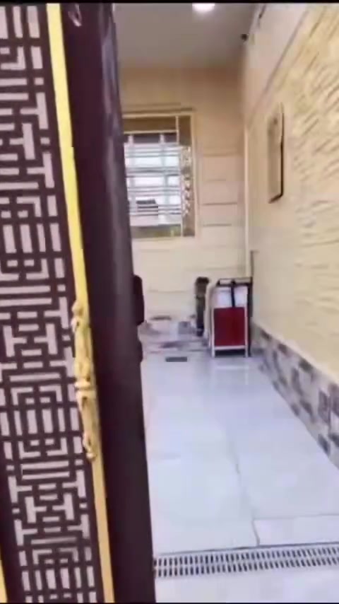 للبيع: منزل عصري ومميز في البصرة - القبلة ✨
فرصة للسكن الراقي في موقع حيوي واستراتيجي!
📍 الموقع: حي موسى الكاظم (موقع مميز جداً، قريب من السوق الكبير، المدارس، والمستوصف).
📋 تفاصيل العقار:
• المساحة 130متر مربع.
• البناء: حديث ومودرن (طابقين).
• السند: طابو صرف.
🏢 توزيع المساحات:
🔹 الطابق الأرضي: كراج خاص (5 متر) + صالة استقبال واسعة + مطبخ بتصميم عصري + غرفة نوم + صحيات.
🔹 الطابق الثاني: 3 غرف نوم مريحة + صالة جلوس عائلية + صحيات.
البيت جاهز للسكن مباشرة، تشطيبات عالية الجودة، وموقع لا يُعوض.
💰 السعر: 250 مليون دينار عراقي (مع الجادين).
📞 للاستفسار أو ترتيب موعد للمشاهدة، يرجى التواصل مع:
أبو حسن
+964 781 721 3607


**إذا كنت صاحب هذا الإعلان وتريد حذفه لأي سبب، رجاءا أرسل رسالة إلى الدعم الفني**