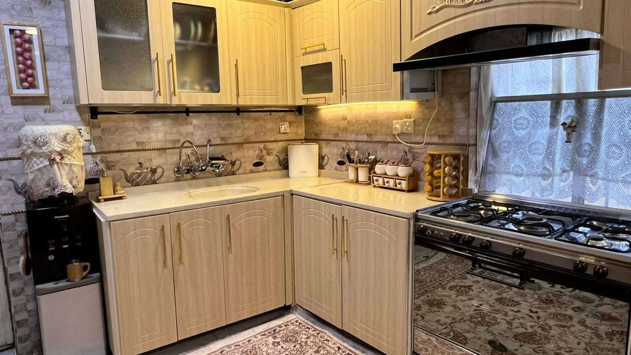 سلام عليكم كاونتر للبيع
مع ملحق جديد نظيف جدا جدا 
يعني الكاونتر على 13 خانه مع الفاترينه المخصصة للماكيرو وفيف 
والفرن مع انارة والملحق يحتوي على 17 باب مقطعه وكامل 
ومجرات عدد 4 
مع مرشحه   عدد 2
السطح مرمر صناعي 
شغل درجه اولى مكفول 
سعر مليون ونص وبي مجال للعمله 
اي استفسار 
***********
