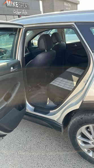 سلام وعليكم اخون توكسان خليجي بدون حادث بدون صبغ بيهه شخوط بيهه كم صبع تكحيل بس بدون حادث ماشيه 136 الف كيلو موديل 2018 لون سلفر السياره حلوه مابيهه اي عيوب فقط بيع وفقط نقد مااراوس سعرهه 183 وبيهه مجال اي ستفسار اتصل ***********
