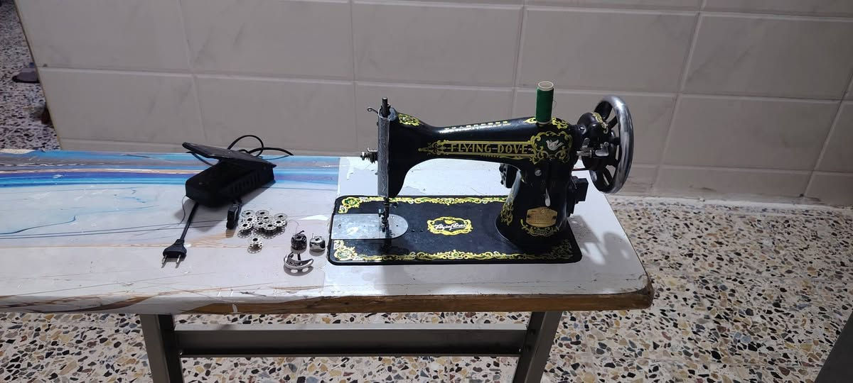 سلام عليكم مكينه فراشه مع الميزه نضيفه خياطهه كلش حلو سعر ٥٠ الف كاونتر ٣ قطع دواخل كلهه نضيفه لسعر ٢٢٥ الاستفسار على رقم ***********
