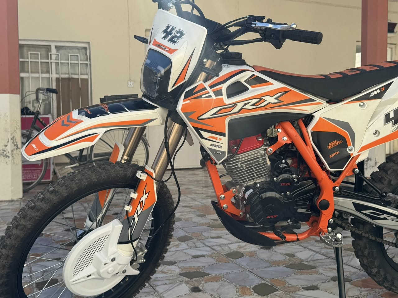 السلام عليكم اخوان للبيع أو مراوس بوكسر 
 دراجه قفاز SRX//
حجم 42 الأصلي مو تقليد
2025 قبل كم يوم نزلته من الشركه دراجه صفر ماماشيه 
تجي وتشوف بعينك اوراق كامله مكان ديالى  ***********
