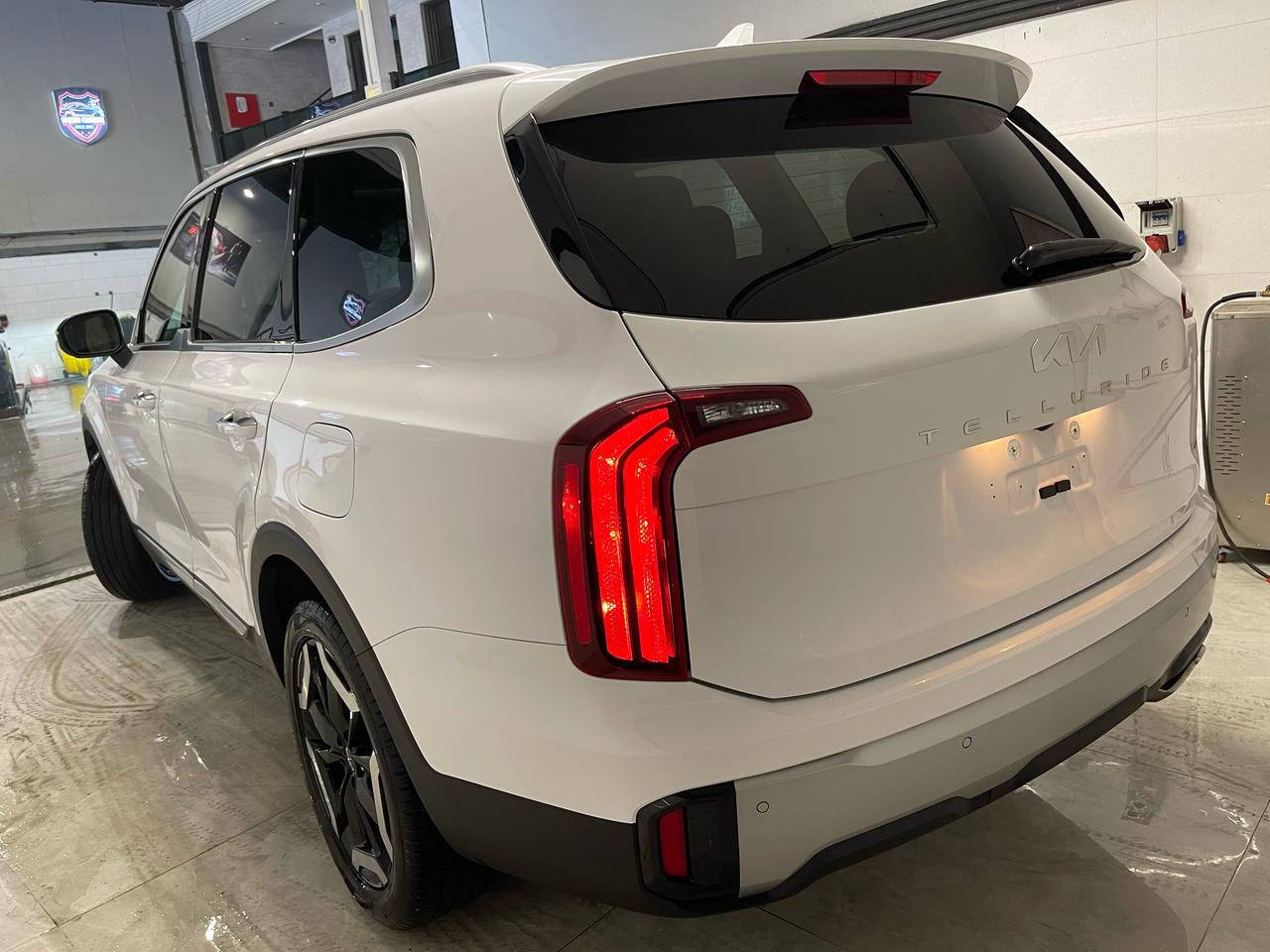 كيا تولرايد  موديل 2023 رقم اربيل لبيع و مراوس
ضررها بس باب صبخ ويا شبرة باب خلفى
ماشي 20 الف مايل 
لون ابيض 

فول مواصفات 
 +فتحة 

كشنات جلد كهرباء تدفئة  

كشنات خلفية منفصلة Vip

شاشة كبيرة 
شاشة دجتل كبيرة 

5 وضعيات قيادة 

حساسات امامي خلفي 

رادارات 360 درجة 

رادار امامي تفاعلي 

نظام تحديد مسار 

نظام نقطة عمياء 

اوتو هولد 

سايد بريك بصمة 

شحن لاسلكي 

نظام ابل كاربلي 

7 مداخل USB

تحكمات ستيرن 

لدات داخلية محيطية كل ألوان تتغير بلادية 

بردات خلفية 

نظام تبريد مناخ منفصل 

تبريد مركزي 

لايت 4 عدسات اوتو 

نظام محافظة عل طفل مايفتح باب خلفي حال عبور سيارة 

نظام اوامر صوتية 

ويل حجم 20 

محرك 3.8 

كير 8 

وبعد بيهة هواي مواصفات 
السعر 310 ورقة

استفسار اكثر  

***********
واتساب 
***********
واتساب
