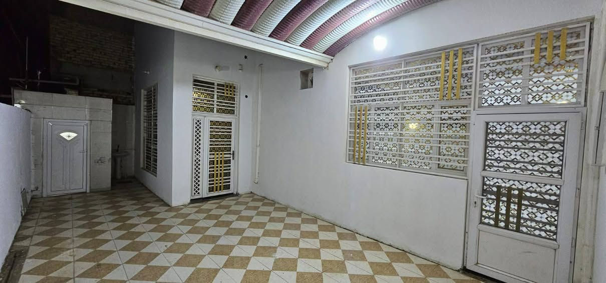🏡 دار سكن للبيع
📍 الموقع : حي البقيع/حولي الخصيمه/ عرصات ماجد حاشوش
📐 المساحة: 200 م بناء ٢٠٢٥ عكاده
🏠 الدار طابو زراعي سند ٢٥ بيه معامله تطويب

🏠 التفاصيل:
▫️ غرفتين نوم ٤×٤.٥ واحده سويت
▫️ استقبال كبير ٤×٦
▫️ مطبخ كبير  ٤×٦
▫️ صالة كبيره ٩×٤
▫️ منور خلفي وجانبي
▫️ مجاميع صحية داخلية وخارجية 
▫️ طارمة كبيرة
✨️  شارع ١٢ م تبليط وارصفه وخدمات كامله 
📍 موقع هادئ ومناسب للسكن .
📞 للاستفسار خاص ***********
