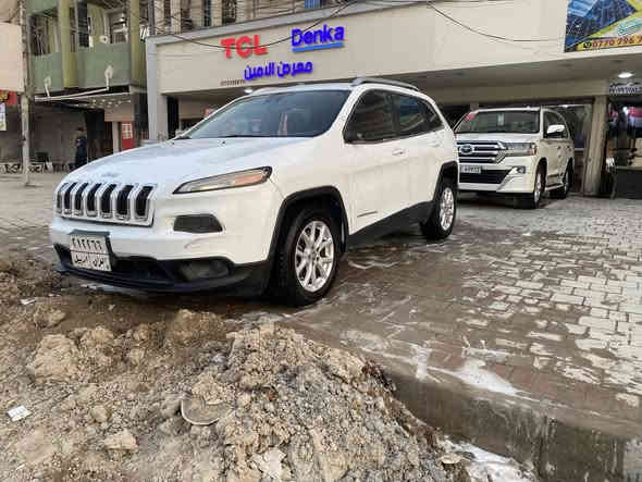 السلام وعليكم 
للبيع جيب بزون موديل ٢٠١٧ 
رقم أربيل تريد تحويل تريد وكاله السياره بيه حادث  جفيه طخطخات ابيع ع وضعه شغاله وتمشي محرك ٤ سلندر ٢٤٠٠ 
تبريد شغاله  السياره جاهزه ميه بل ميه عدا الطخات 
السعر ٨٢
***********
مكانه بغداد الامين ٢ مجاور قاعه الزهاوي
