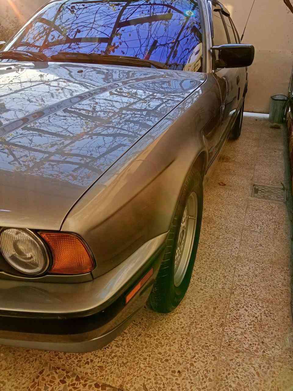 سلام عليكم البيع بئيم موديل 92محرك وكير واكسن شرط كير عادي محرك مسكر صبغ عام جمليه  ضرر  لايتات زينون سستم سمعات مع دمام وسجل شاشا  فتحه بل سقف بسمي شرط التحويل سعر 60 رقم ***********
