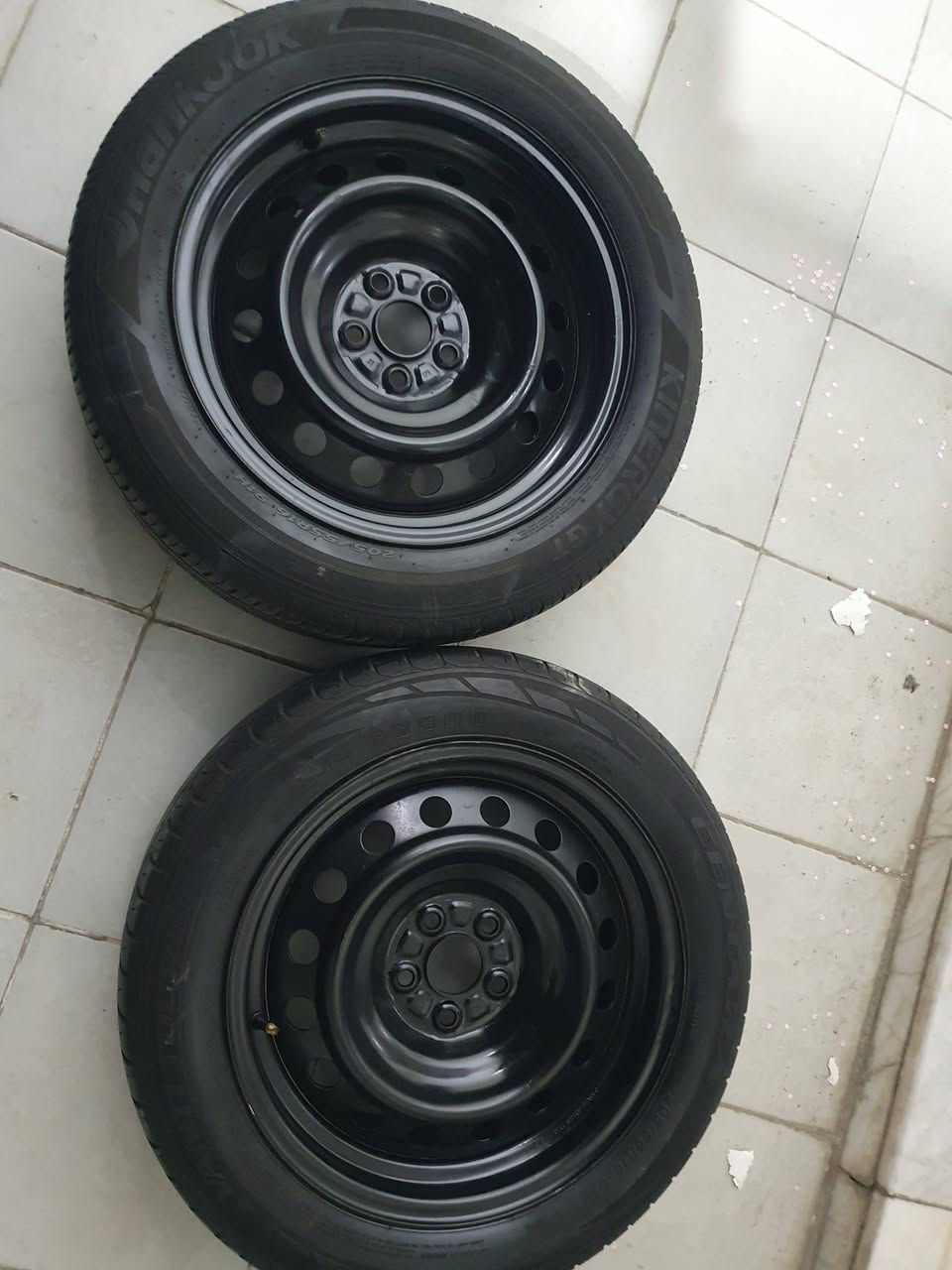 زوج تايرات نظيفات الحجم،١٦
كورلا اصلي والتايرات نظيفات
السعر،١٠٠ 
مكاني بغداد البياع  
***********
