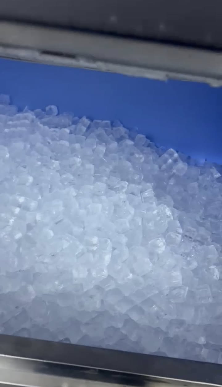 ايس ميكر ثلج 🧊 بلوري واحد طن سنوكر 1000Kg دبل قالب ثلجاية خشنة مكينة معروفة وقويه كلش مستخدمة نص موسم ومتوفر 3 قطع 2 صيانة ووحده بلادية بسعر كلش مناسب للاستفسار مراسلة الصفحة او الاتصال + واتساب ***********
