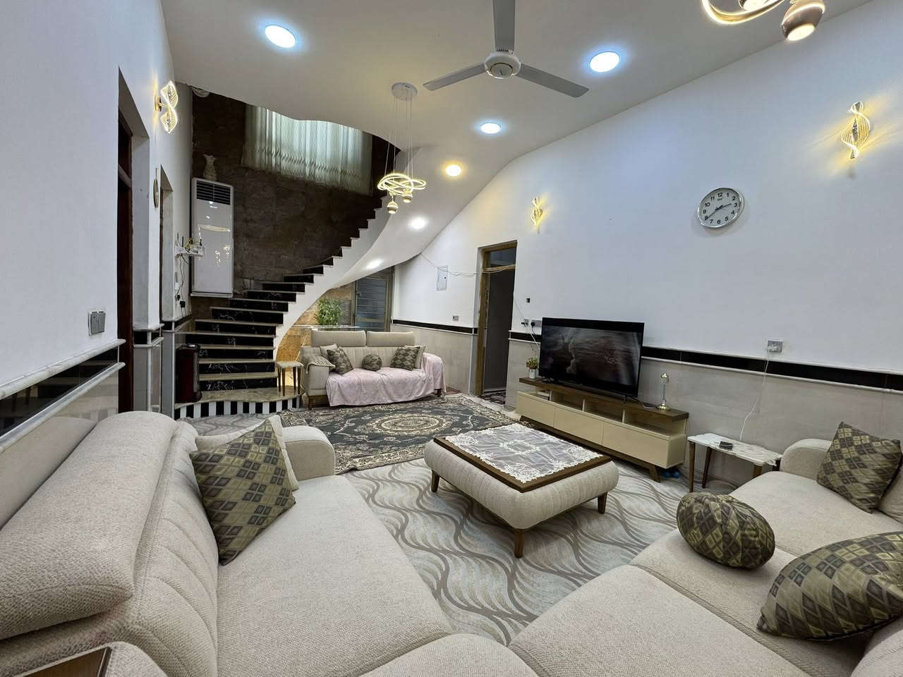 بيت للبيع مع الاثاث 

زراعي بي وصل تطويب   مساحه 200م 
 عنوان البيت كاع آل نجي على الروف قرب شركة الغاز 

بناء 2023 طابوق كونكريت مسلح رباط 
يحتوي على استقبال ومطبخ وصاله وغرفتين ومناور ومجمع صحيات داخلي وخارجي وصاله فوك 

السعر 105 وبي مجال قليل 
واتساب *********** علاء بدر
