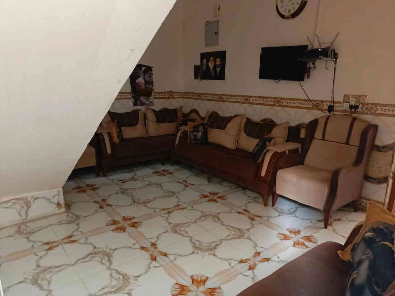 مشتمل 100 متر بحي الحكيم نزلت ماركت على الأمير  
سند 25 بناء حديث 2023 بناء طابوك 
غرفه وهول ومطبخ وستقبال ومنور وصحيات 
يبعد عن شارع العام 200 متر
السعر 43 بيه مجال 

الشراي يتصل ***********
