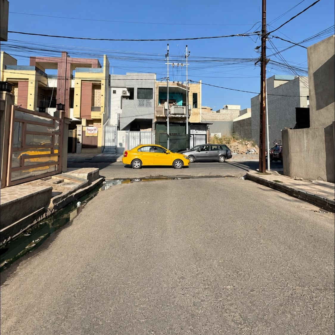 السلام عليكم
⭕️هيكل للبيع في حي الكرامه تقطيع الجديد الأعلام قرب محطة تاج نينوى

واجهه 7/ونص 
عمق 22/متر

أستقبال+مطبخ+هول+درج دوار+وغرفتين بالصدر ولكل غرفه مّنور+مشتملات خلف الدرج.

بيها وصل جمعية الحدباء.

للأستفسار أكثر عبر الأرقام
اسيا/***********
كورك/***********
