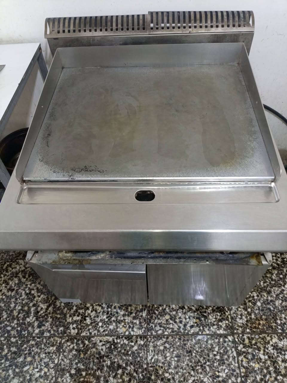 اكرل للبيع نضيف السعر 150وبيمجال العنوان بغداد البلديات ***********
