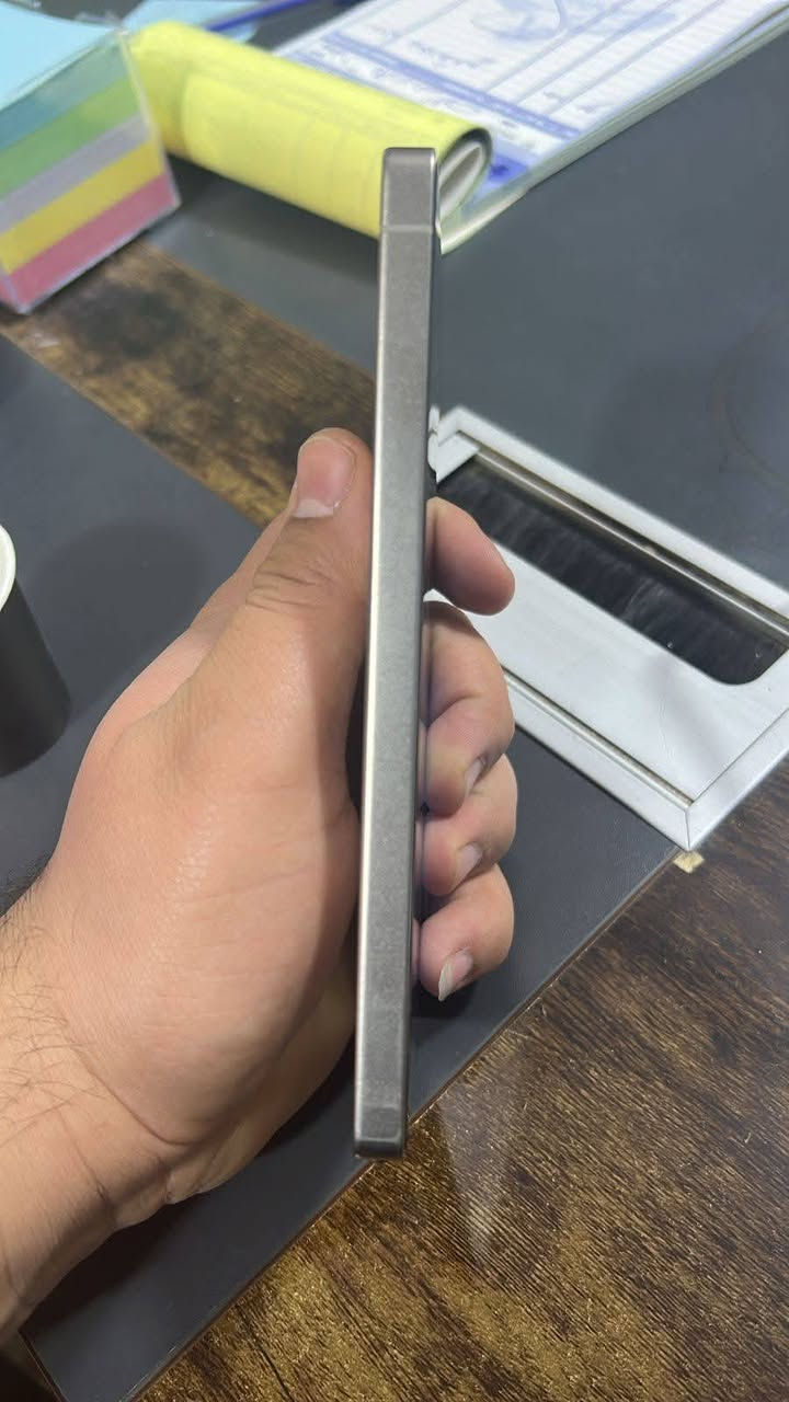 جهاز الترا نضافته مثل ما موضحة بالصورة بي شخط كلش بسيط الجهاز بعده بالضمان وكامل المل
