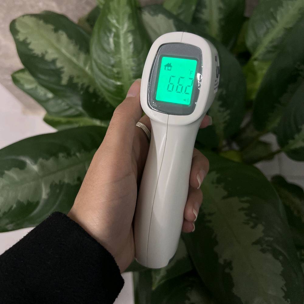 🌡 ميزان حرارة الجبهة بالأشعة تحت الحمراء AiQUE (HL-E31)
قياس سريع ودقيق بدون لمس خلال ثانية واحدة فقط.
المميزات: ✅ قياس فوري خلال 1 ثانية
✅ شاشة مضيئة تغيّر اللون حسب الحرارة (أخضر / برتقالي / أحمر)
✅ إنذار صوتي عند ارتفاع الحرارة
✅ يدعم °C و°F
✅ إيقاف تلقائي لتوفير الطاقة
المواصفات: • بدون تلامس – مسافة 3–5 سم
• نطاق القياس: 32°C – 42.9°C
• دقة عالية ±0.2°C
• شاشة بإضاءة خلفية
• يعمل ببطاريتين AAA
📍 الموقع: العراق – بغداد
📩 الحجز: مراسلة الصفحة
🚚 توصيل متوفر