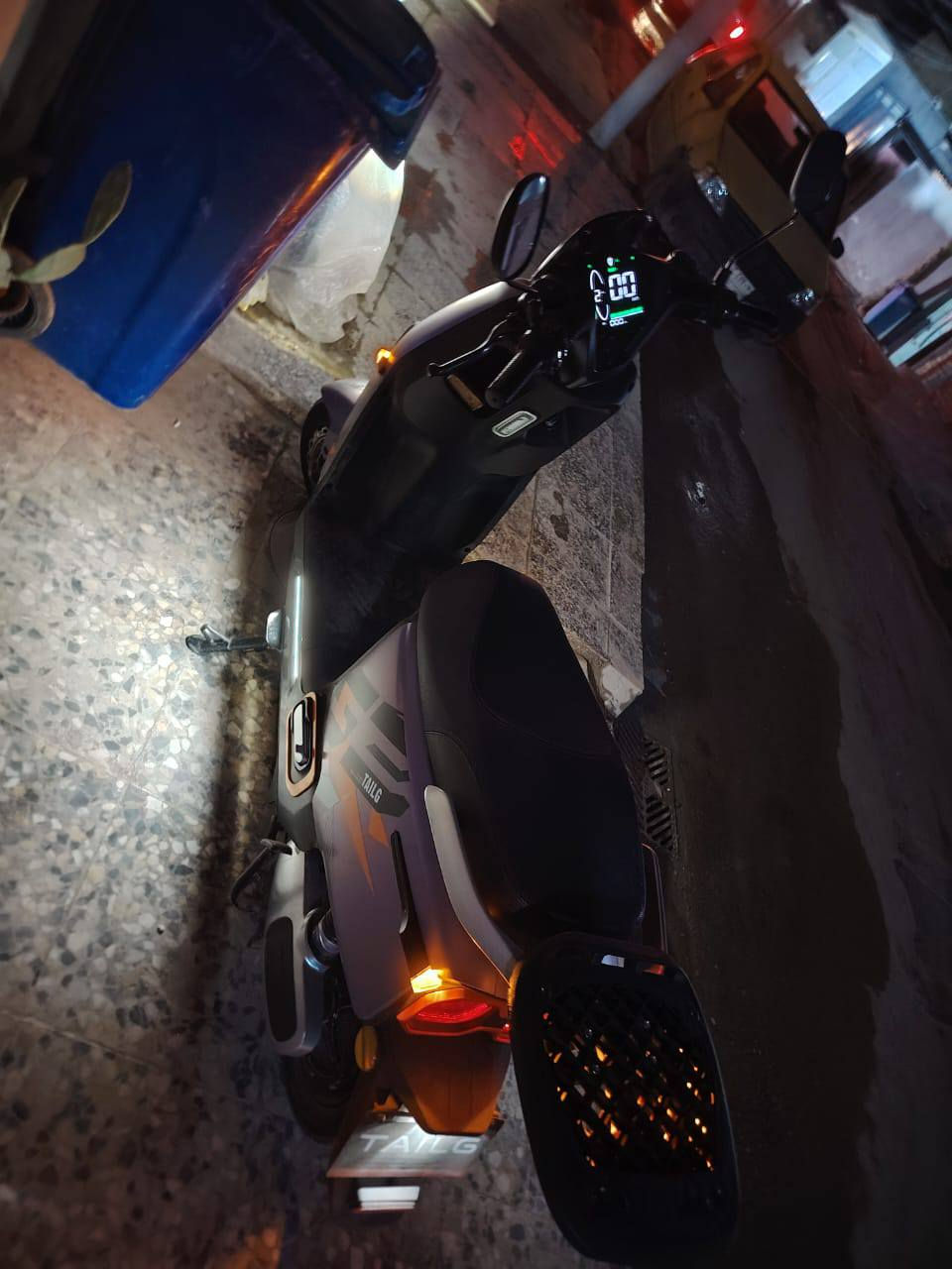 سلام عليكم دراجه شحن للبيع جديد صارله شهر من ماخذه بيه 6بطاري وياه صندوك وكاسحه ومرايات وبصمتي السعر 825الف وبيه مجال واهاذ رقمي ***********مكاني العبيدي شارع 15
