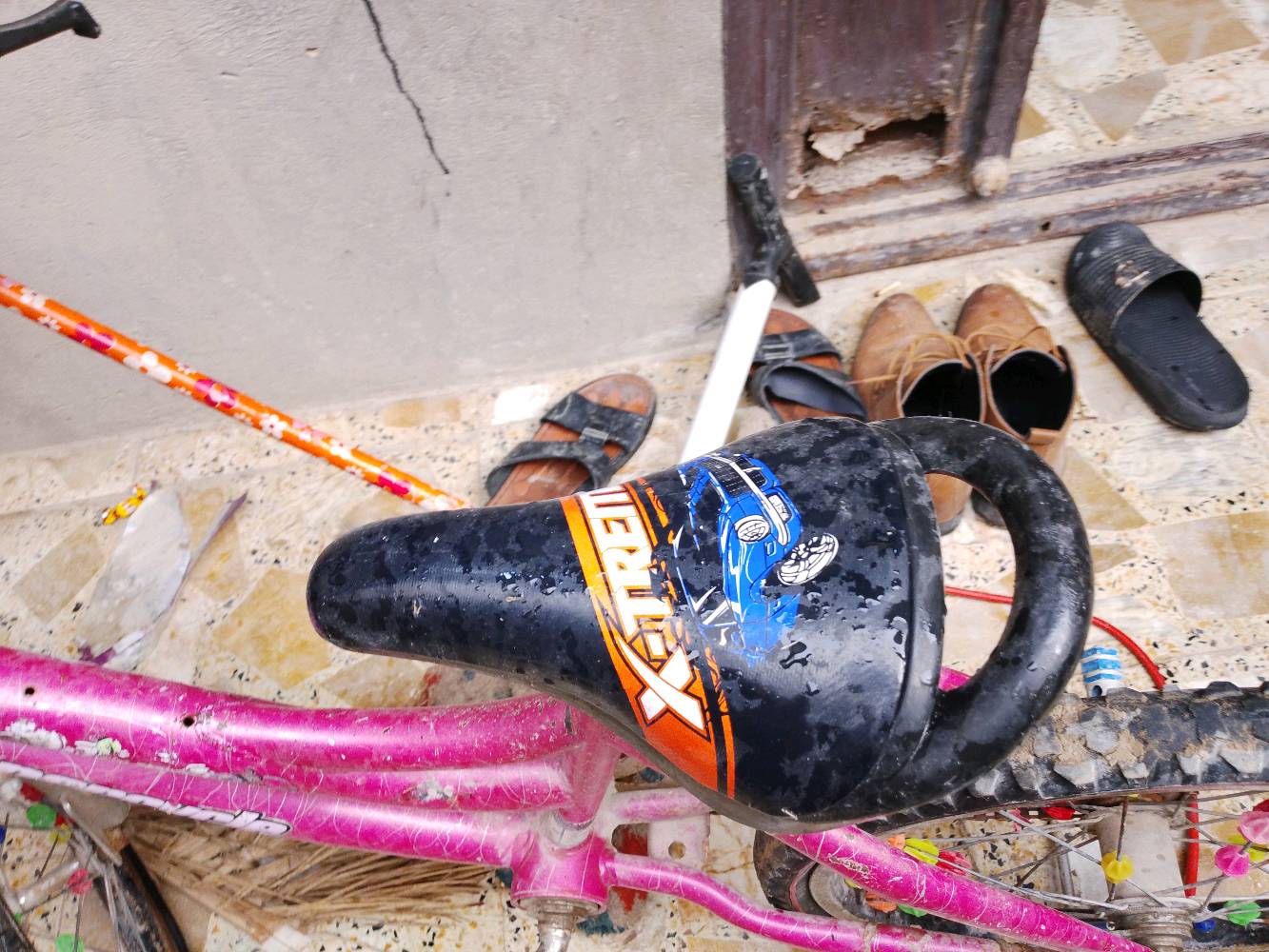 عندي دراجة هوائية لونها وردي، مناسبة للأطفال. الدراجة بحالة متوسطة ومزودة بزينات على العجلات لتضيف مظهر مرح للأطفال. عجلاتها بحاجة لتنظيف بسيط، وبعض الأجزاء قد تكون بحاجة إلى صيانة خفيفة.
