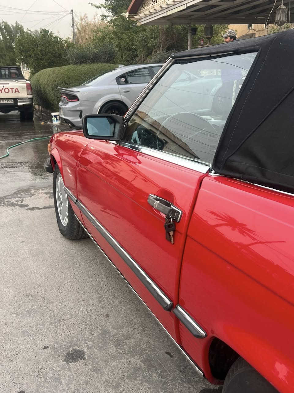 � مرسيدس 560 SL – ملكة الكلاسيك الألماني 🔥🚗
للبيع تحفة نادرة لعشاق الفخامة الحقيقية…
مو بس سيارة، قطعة تاريخ تمشي على الشارع 👑

560 الأصلية بمحرك V8 القوي
صوت هيبة وأداء ثابت
قير ناعم جداً
كشف بحالة ممتازة
صالون نظيف ومحافظ عليه
سيارة هواة وما تنعطى لأي شخص

هاي مو سيارة يومية عادية…
هاي سيارة شخصية وذوق رفيع 💎

وين ما توقفها تاخذ أنظار الناس
قيمتها تزيد مع الوقت لأنها كلاسيك أصلي
  
اللي ما يعرف قيمة 560 لا يتعب نفسه 🙏
 
*********** وتساب 
*********** 
 سعر سياره 21 الف 💲
