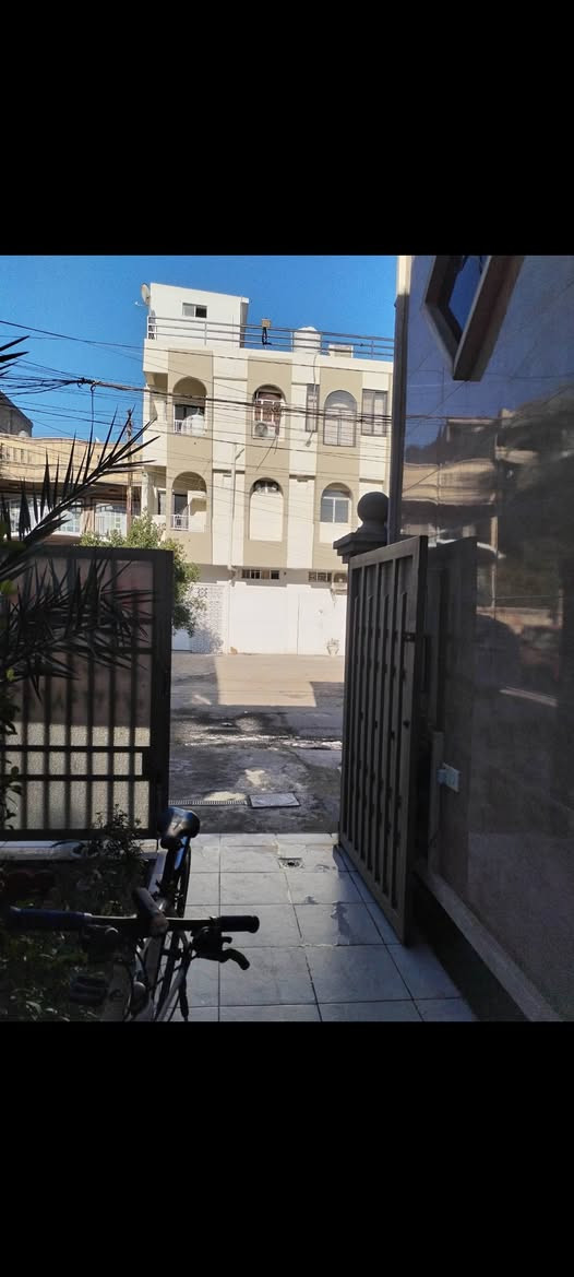 🛑🛑للبيع 🛑🛑
⭕موقع مميز تجاري 

⭕دار للبيع في حي البنوك شارع مركز القدس بمساحة 132م واجهة 4.35 م ونزال 30 م

⭕يصلح ان يكون مختبر او عيادة أسنان او مكتب او سكني مقابل بناية تجارية

⭕يحتوي على حديقة +صالة+3غرف نوم +مطبخ+حمامات عدد 2 طابق واحد فقط

للاتصال ***********
