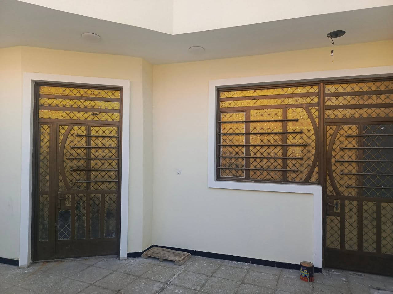 السلام عليكم بيت للبيع ١٨٠م الواجهه ٩والنزال ٢٠م يحتوي على 6 عرف نوم واستقبال ومطبخ وصاله وگراج سياره والبيت جاهز للسكن كامل الخدمات من ماء وكهرباء وتبليط  زراعي رعفرانيه أربع شوارع و للاستفسار ***********
