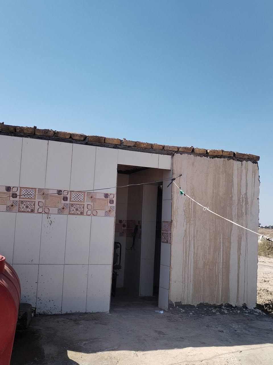 السلام عليكم گاع للبيع 4 دوانم وبيت كامل غرفتين كبار+مطبخ كبير +صاله +براني +صحيات داخليه وخارجيه
 خدمات المتوفرة كهرباء الوطني +سحب +الماء
المكان الديوانية فوگ من عفك اي استفسار هذا الرقم ***********
