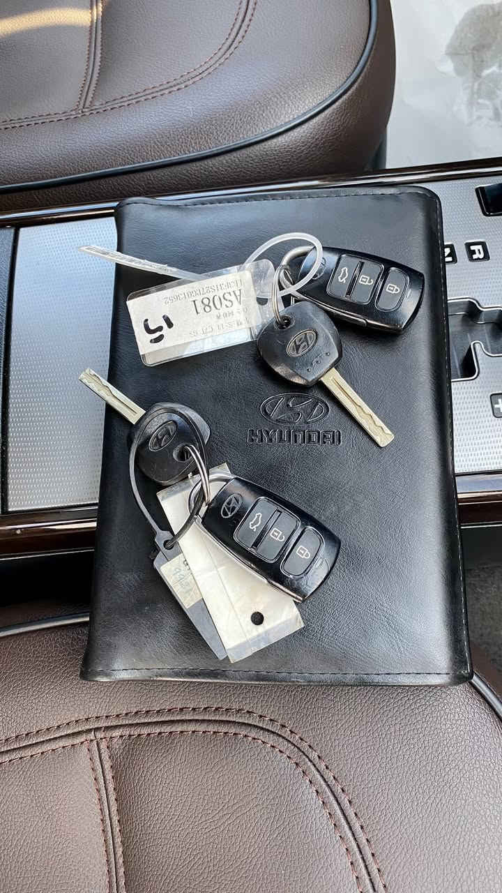 هونداي ازيرا موديل 2009 السيارة وكالة شركه القاصد 
مواصفات 1 على 1 فول لمتدد ViP سلايد ‏محرك 3300 
‏مواصفات :ستيرن ميموري كشنات خزن مري شفط بردة خلفيه داخل قعوة يي لايت زينون بك لايت ليد سبير منازل السيارة تنين سويج بلاد مالشركة جام بلاد 
ماشية 120 كيلومتر مكفول وگير مكفول السياره جاهزه وجديده وكامله من كلشي وعليها أدامه كامله صدر أمامي خلفي جديد وتخم تاير جديد مع سيرفيس كامل 
‏وباقي المواصفات معروفه السياره بيها جاملغ خلفي جيهات صايق سبوغ بس باقي كفالة عامة 
مكينة كير مكفولات بشرط سياره حيل حلوة ونظيفة
كلشي مكان السيارة أربيل معرض سيول 
رقم هاتف    ***********   
واتس أب موجودة
