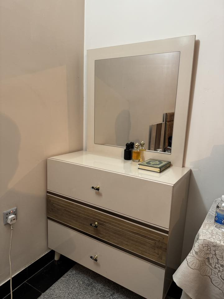 للبيع مستخدم .. غرفة نوم ٦ قطع… السعر ٥٠٠ الف …***********
