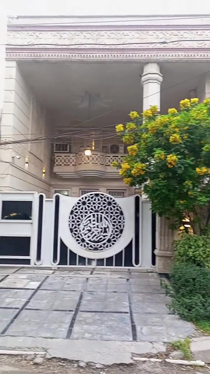 للبيع دار بموقع مميز جدا🔥😍😍🥰#الغزاليه
ديوان الرئاسه خلف الوزان
مساحه 300م ⛺واجهه 15م نزال 20م

 من ارقى مربعات الغزاليه

  ع شارع بعرض 10م أمام الدار مشتل وليس بيوت 
يتكون من 

5غرف نوم 

حولي داخلي كبير

استقبال ضيوف كبيره

مطبخ 

مجموعة صحيات عدد3

حديقه كبيره 

كراج سياره

 البيت تكمه مرتب بشكل عالي عن شارع بناء الفينات
لاستفسارمراسله واتساب او اتصال  ***********

