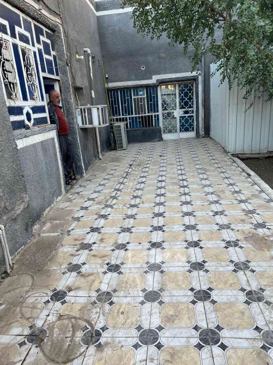 السلام عليكم 

بيت __ للايجار __ للايجار __ للايجلار __ 

المساحه  //        300       متر 

الموقع // حله // نادر الثالثه // 

للاستفسار //     ***********
