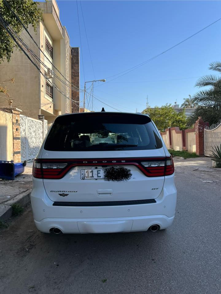 * دوج دورانگو GTبريميوم كامل مواصفات اللون ابيض
الموديل: 2023 (خليجي)ضمان شركة هارلم
العداد: 9000 كيلو متر  جديدة 
المحرك: 3.6 لتر 6 سلندر
القوة الحصانية: 295 
عزم الدوران (نيوتن-م): 353 
ناقل الحركة: 8 سرعات اوتوماتيكي
الضمان 3 سنوات أو 60،000 كم (ايهما أولاً)
المواصفات:
*فتحة سقف كهربائية
*ويل الالمنيوم قياس 20 انج 
*صندوق كهربائي 
*شاشة لمس قياس 10.1 انج مع نظام ملاحة
*رادار تفاعلي مع خاصية التوقف والانطلاق
*حساسات امامية وخلفية
*كاميرا خلفية
*نقطة عمياء
نظام تحديد المسار 
بلاجكتور امامي 
*مانع تصادم خلفي
*تحذير الخروج من المسار
*مرآة تعتيم ذاتي
*مقاعد من الجلد الفاخر
*مقاعد امامية  كهربائية 
*مقاعد امامية مبردة ومدفئة
*مقاعد خلفية مدفئة
*مقعد السائق ذاكرة
شحن هاتف 
مساعد باركنك 
نظام تدفئة المقود 
*مكيف الهواء مع تحكم 3 مناطق 
*نظام ابل كار بلاى و اندرويد اوتو لاسلكي
*دخول ذكي (بصمة)
*نظام التشغيل عن بُعد
*مصابيح أمامية أوتوماتيكية مع مصابيح نهارية LED 
*المرايا الخارجية ذاكرة
*مرايا خارجية مدفئة
*فتحات اكزوز مزدوجة
*وسائد هوائية أمامية و وسائد هوائية جانبية و خلفية.
رقم بغداد الجديد 
للاستفسار ***********
