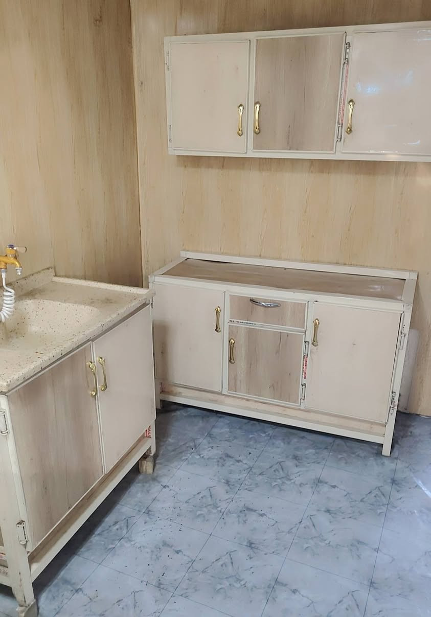 السلام عليكم
كاونتر 3 قطع للبيع هذا مو لونه الاصلي لاصقته بلاصق كاونترات لونه الاصلي جوزي 
السعر 150 بي مجال العنوان الدورة خط النفط 
***********
