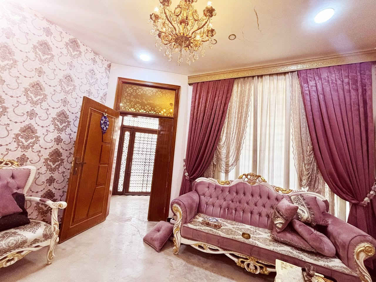 الهم صلي على محمد وآل محمد 
بيت للبيع بالسياسيين فوول مواصفات المساحة ٢٥٠ متر 
ملاحظه البيت مطلوب إسكان 
الاستفسار الاتصال
***********
