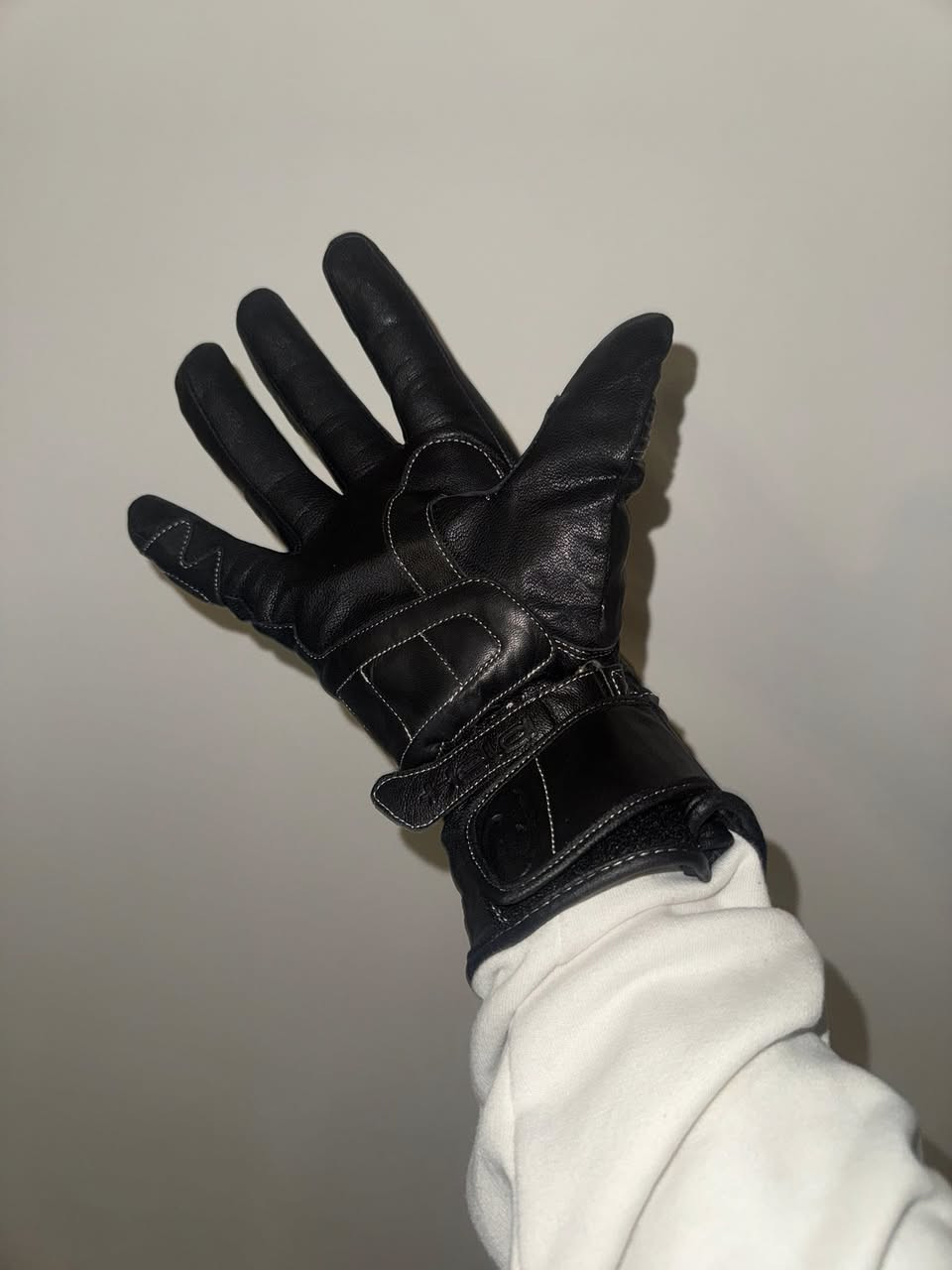 سلام عليكم جفوف دراجه جلد كلش مرتبه قياس اكس لارج XL وL مع توصيل ٣٠ خاص او ***********
