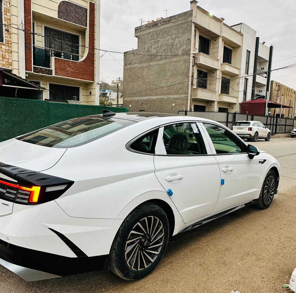 السلام عليكم ورحمة الله وبركاته سوناتا بانزين هايبرد موديل ٢٠٢٤ خليجي مكفول من صبغ وبارد بيها ملاحظات بسيطه رصعات ثنين  فول مواصفات ماشيه ٣٩ الف السعر ٢٣٥ ورقه بيها مجال بسيط رقم الهاتف ***********  بغداد المحموديه
