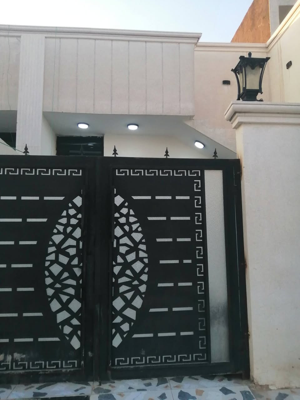 سلام عليكم دار للبيع مساحه100 فول سيراميك ماء وكهرباء قرب الكوسترات مدرست علي شاهين السعر ٤٥ بي مجال قليل مكان كركوك ***********
