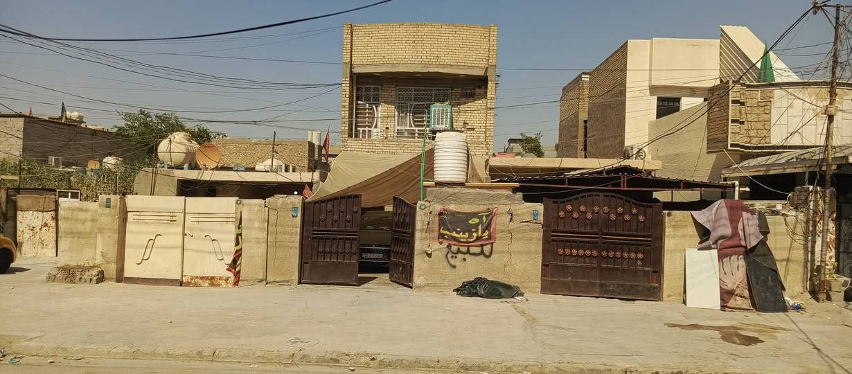 السلام عليكم 🌹

للبيع بيت مساحة **120 متر**، **طابقين**، تصميمه مرتب وعملي.

🔹 **الطابق الأول:**

* مدخلين (مدخل للاستقبال ومدخل ثاني على الصالة)
* استقبال
* صالة
* مطبخ
* غرفة نوم
* كراج خارجي يتسع لسيارة
* حمام خارجي

🔹 **الطابق الثاني:**

* غرفتي نوم
* حمامات
* بيتونة كبيرة
* مخزن
* سطحين

📍 **الموقع:** منطقة الأمين الثانية – شهداء النفط، بعد فرع أبو شياع.

📌 **ملاحظة:** البيت واقع حال، أرض أمانة، ومرقم من الدولة، وتتم جباية الكهرباء بشكل رسمي.

للاستفسار أو المعاينة، المراسلة على الخاص أو الاتصال.

***********
