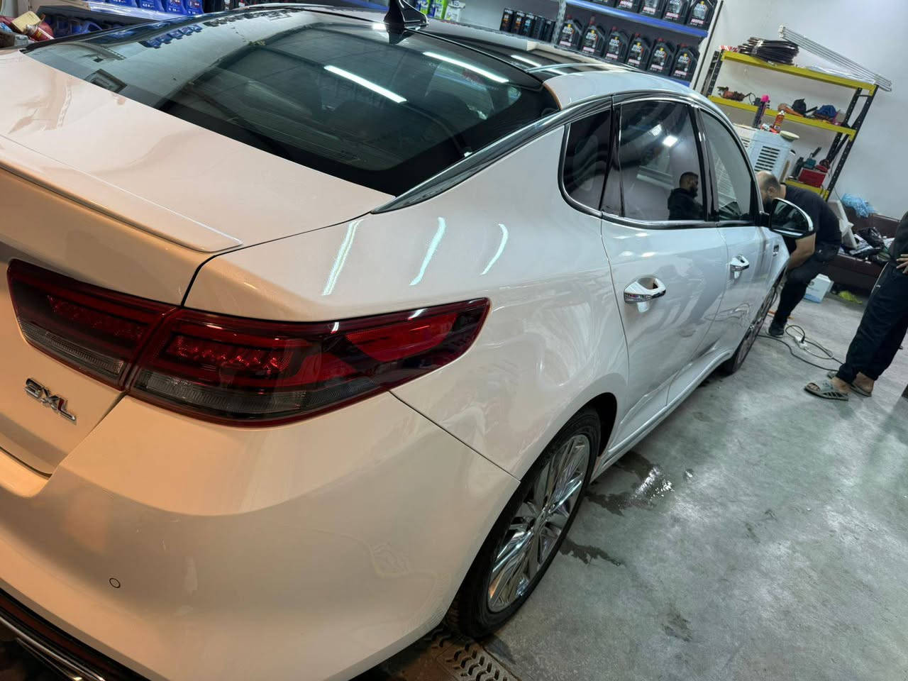 سيارة اوبتما   SXL يعني فول الفول 
ماشيه 65 
كشنات جلد مع تبريد مع تدفئه مع خزن 
بنراما 
نيكل يدات ودعاميه 
سستم صوت هارمن كاردون 
ترحيب دخول مع مري جانبيه 
مري جانبيه قلاب 
ويكب نيكل قياس 18 انج 
ستيرن تدفئه 
ستيرن  D
صندوك ذكي 
بردات خلفيه 
كامرات عدد 4.    360 درجه 
وبيها هوايه مواصفات نسيت اذكرها 
حادث جاملغ وباب صفحه سايق الامام وشويه من بنيد 
سيارة بدون ايرباك 
*********** 
***********
***********
السعر 142 وبيها مجال بسيط
