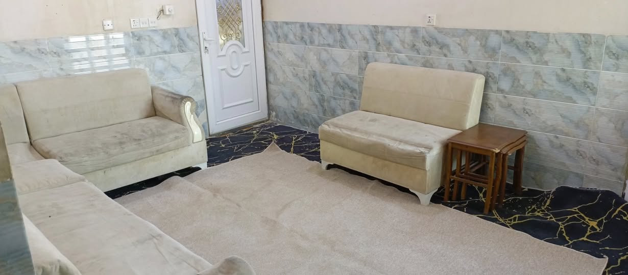 السلام عليكم عندي غرفة نوم وديوان
اثنينهن ب180 الف قفل بدون احراج 
***********
عنواني حي النداء قرب جامع المفرجي
